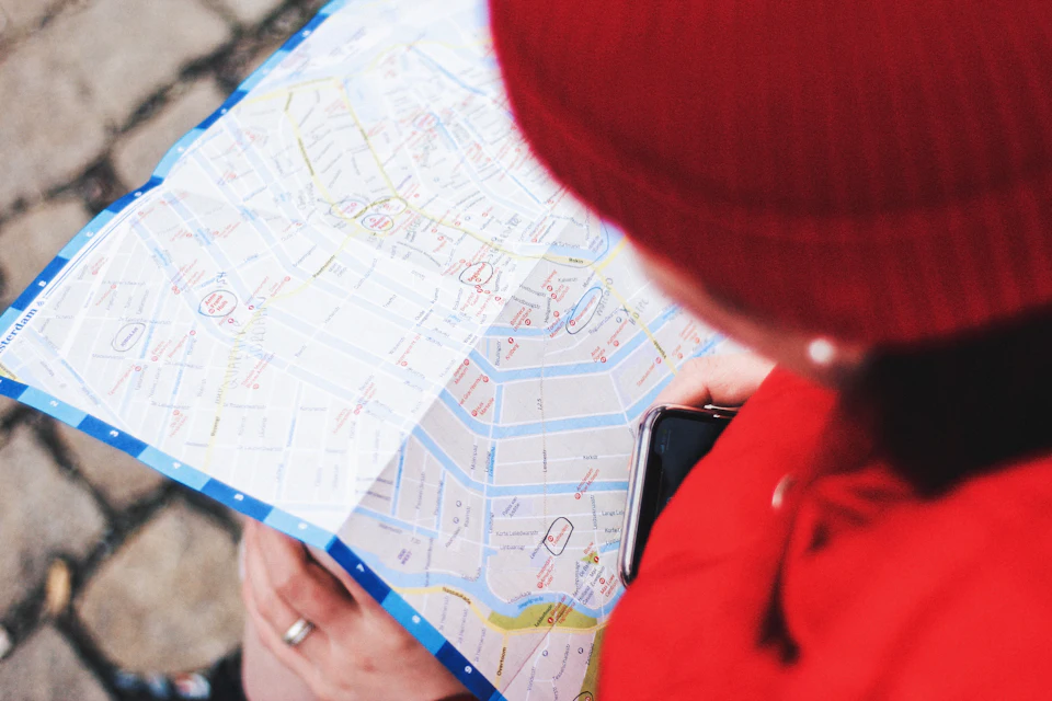 Pessoa a olhar para um mapa