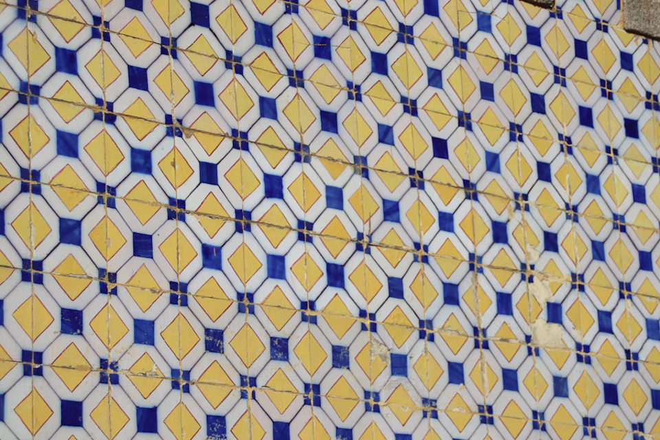 Azulejos com motivos geométricos amarelos e azuis
